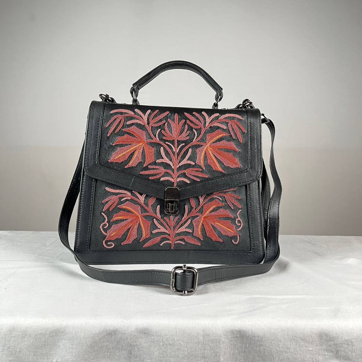 Epswift Kelly Hand embroiderd Bag - Black